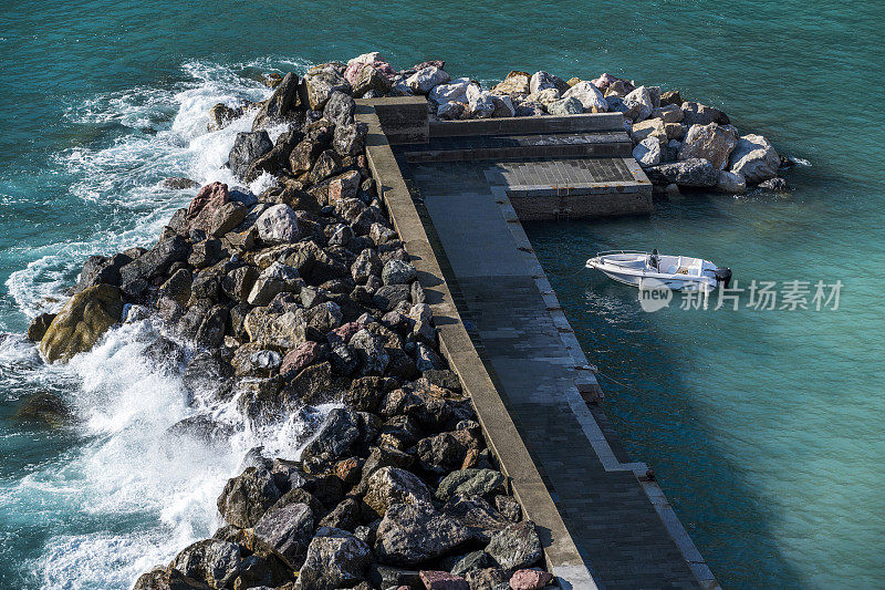 在Vernazza, Cinque Terre，意大利的防波堤